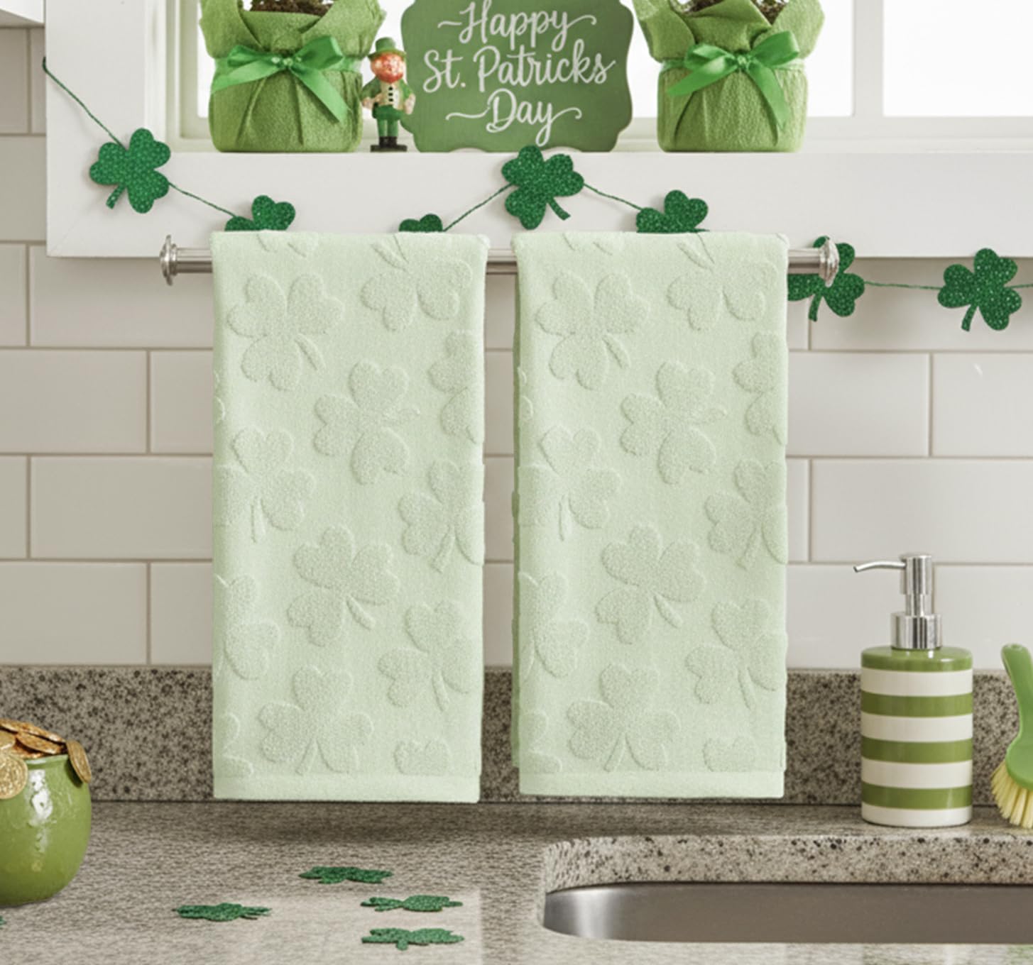 Artoid Mode 2 Pcs Dark Green 3D Shamrock Jacquard Patrick Hand Towels for Bathroom, 100% Cotton Soft Absorbent Bathroom Decor Towels, 13.7 x 29.5 Inch